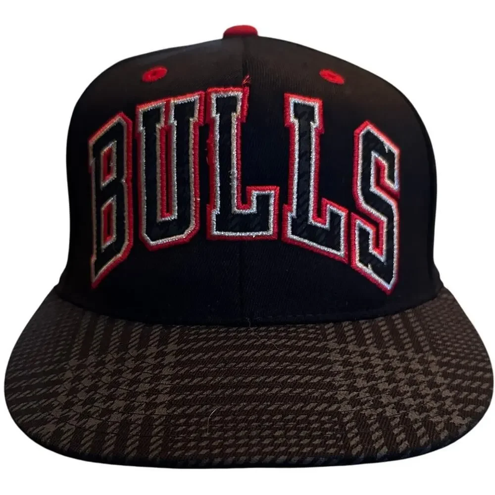 Adidas Chicago Bulls NBA Fitted Hat 210 Flexfit 7 1/4 7 5/8 Plaid Brim Black Red
